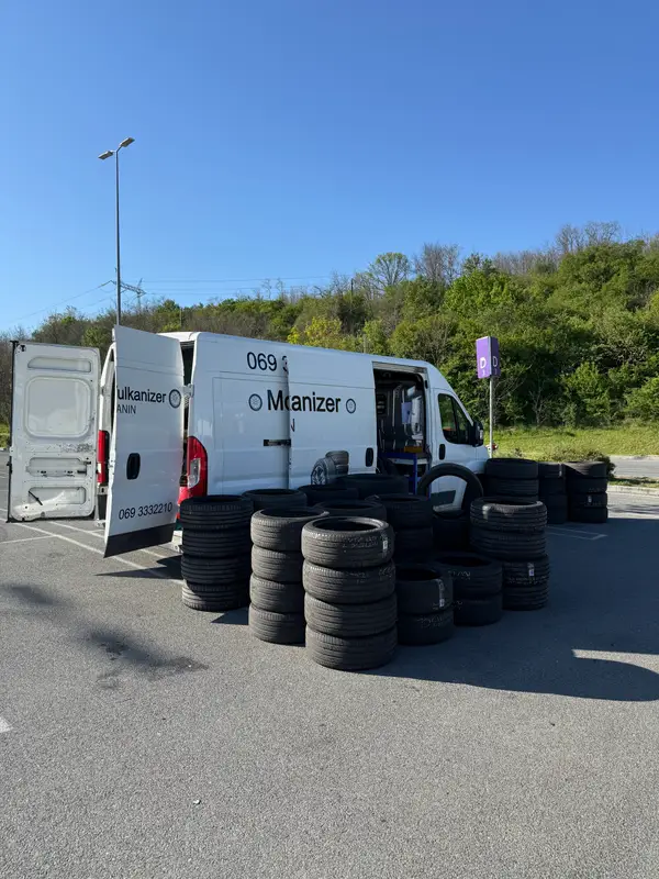 Mobilno vulkanizersko vozilo Japranin sa otvorenim tovarnim prostorom na parkingu