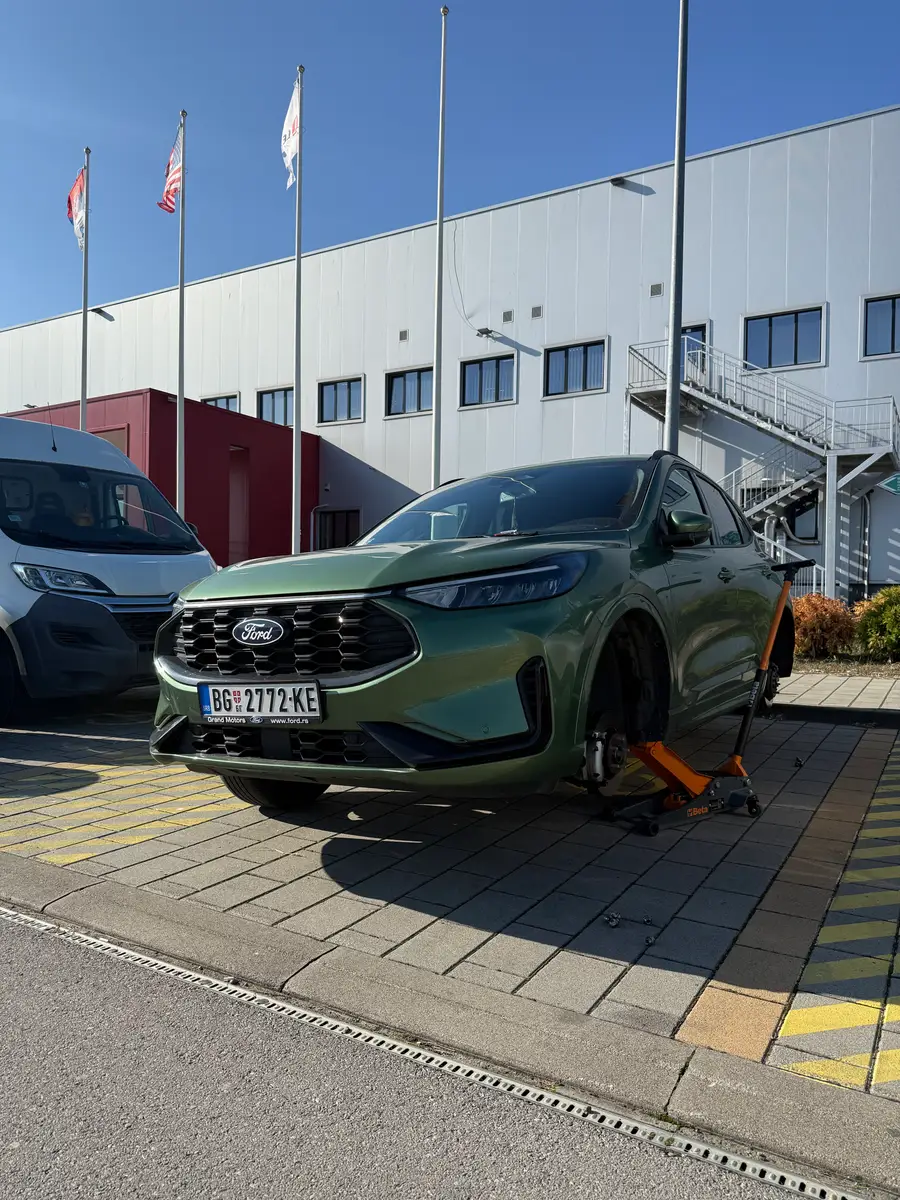 Ford podignut dizalicom tokom vulkanizerske intervencije na parkingu